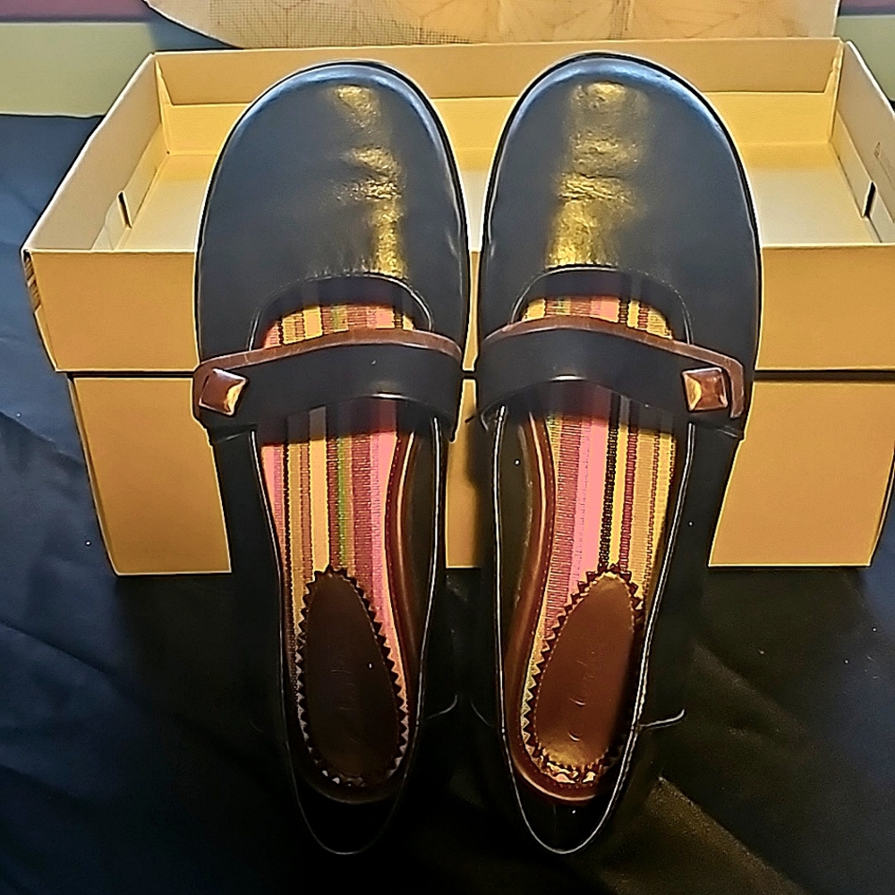 CLARKS black leather upper/manmade Mary Jane comfort flats. Size 6 1/2.